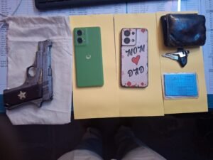 बरामद देशी पिस्टल,मोबाइल एवं नकदी