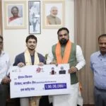 भारतीय क्रिकेट टीम के खिलाडी ईशान किशन को मुख्यमंत्री ने एक करोड़ रूपये से किया सम्मानित