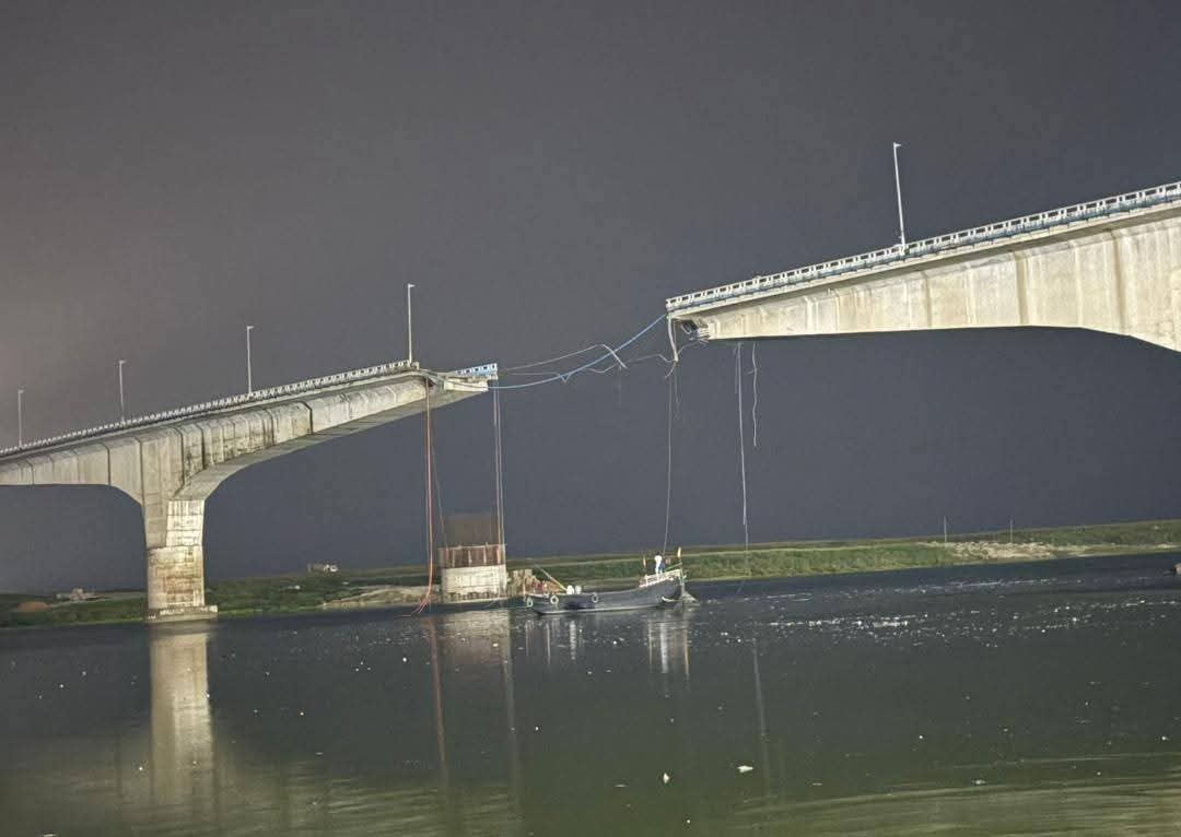A major accident occurred in Bhagalpur at midnight, as a slab of Vikramshila collapsed, disrupting traffic.