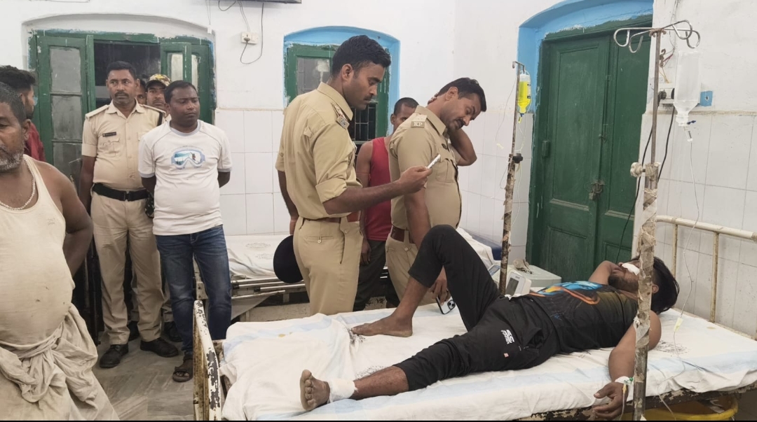 घायल युवक से वार्ता करते अधिकारी