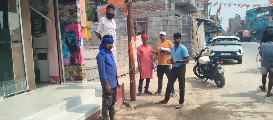 जाँच करते अधिकारी