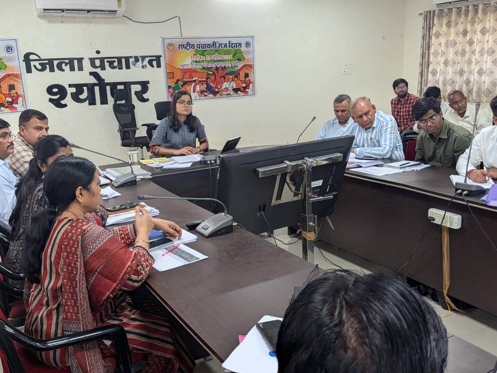बैठक करते जिलाधिकारी
