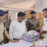 बिहार: शेखपुरा डीएम-एसपी ने ‘सासा कलेक्शन’ का औचक निरीक्षण किया, 100 मजदूरों को PF से जोड़ने का निर्देश