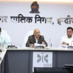 सड़क सुरक्षा को लेकर सख्ती बढ़ेगी, हेलमेट और सीट बेल्ट पर रहेगा विशेष फोकस, जनजागरण के साथ कार्रवाई भी होगी तेज,सड़क सुरक्षा में भी इंदौर को नंबर वन बनाने का लिया गया संकल्प