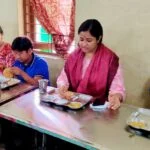 विशेष आवश्यकता वाली छात्राओं के बीच पहुंचीं कलेक्टर श्रीमती नेहा मीना, साथ बैठकर किया भोजन,सीडब्ल्यूएसएन छात्रावास का निरीक्षण कर व्यवस्थाओं को और बेहतर बनाने के दिए निर्देश
