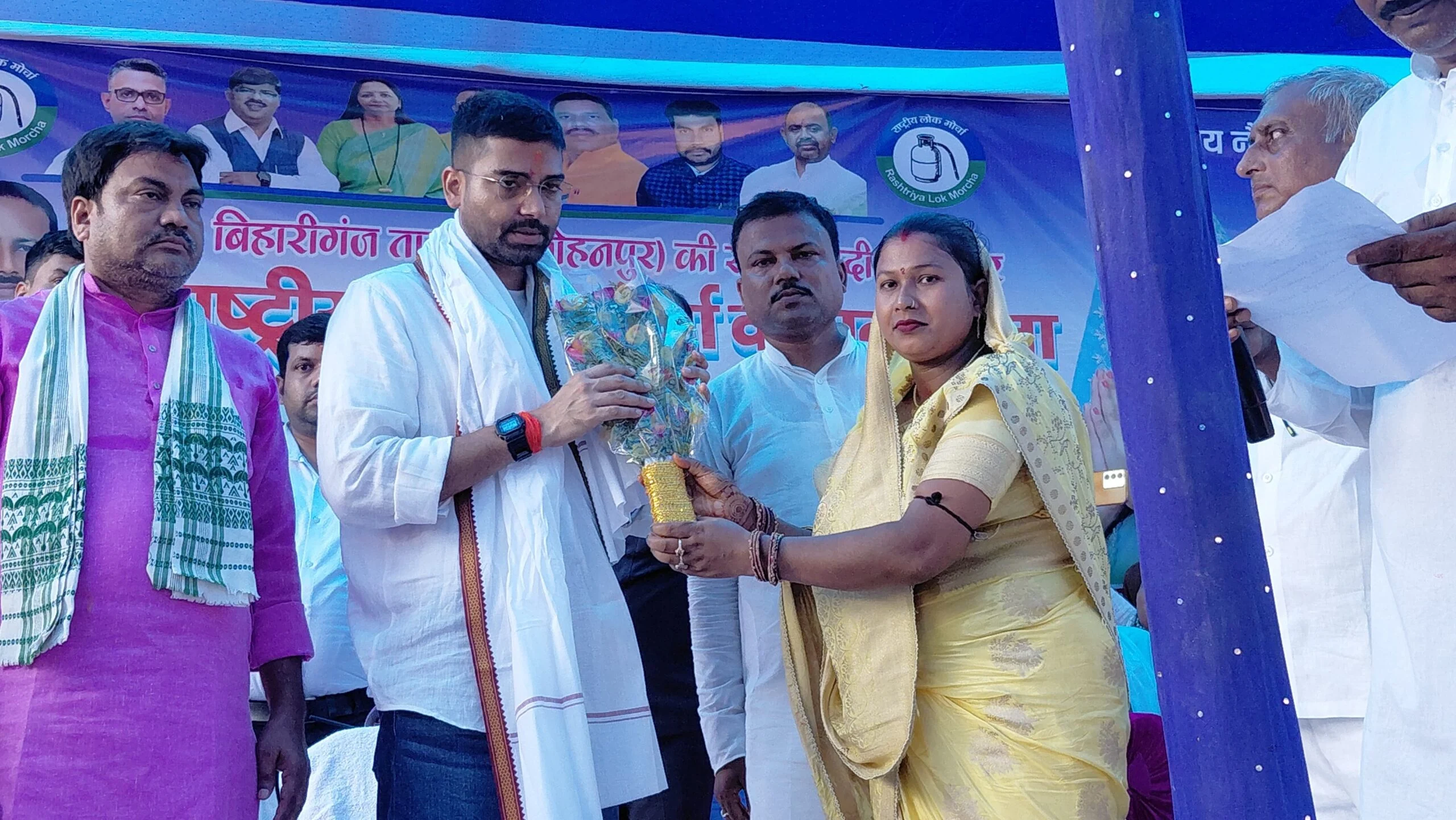 उद्घाटन करते मंत्री दीपक प्रकाश और मुखिया मुन्नी देवी